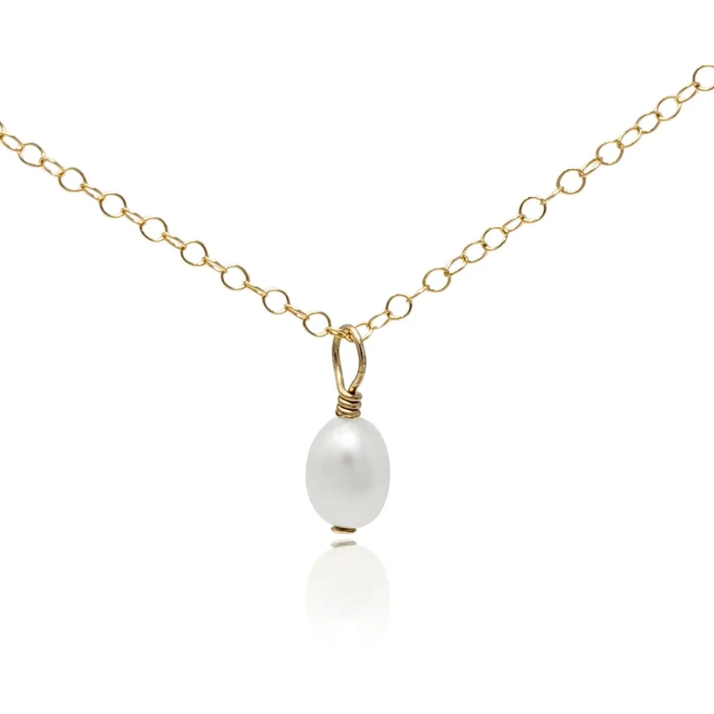 Small pearl pendant necklace with gold chain