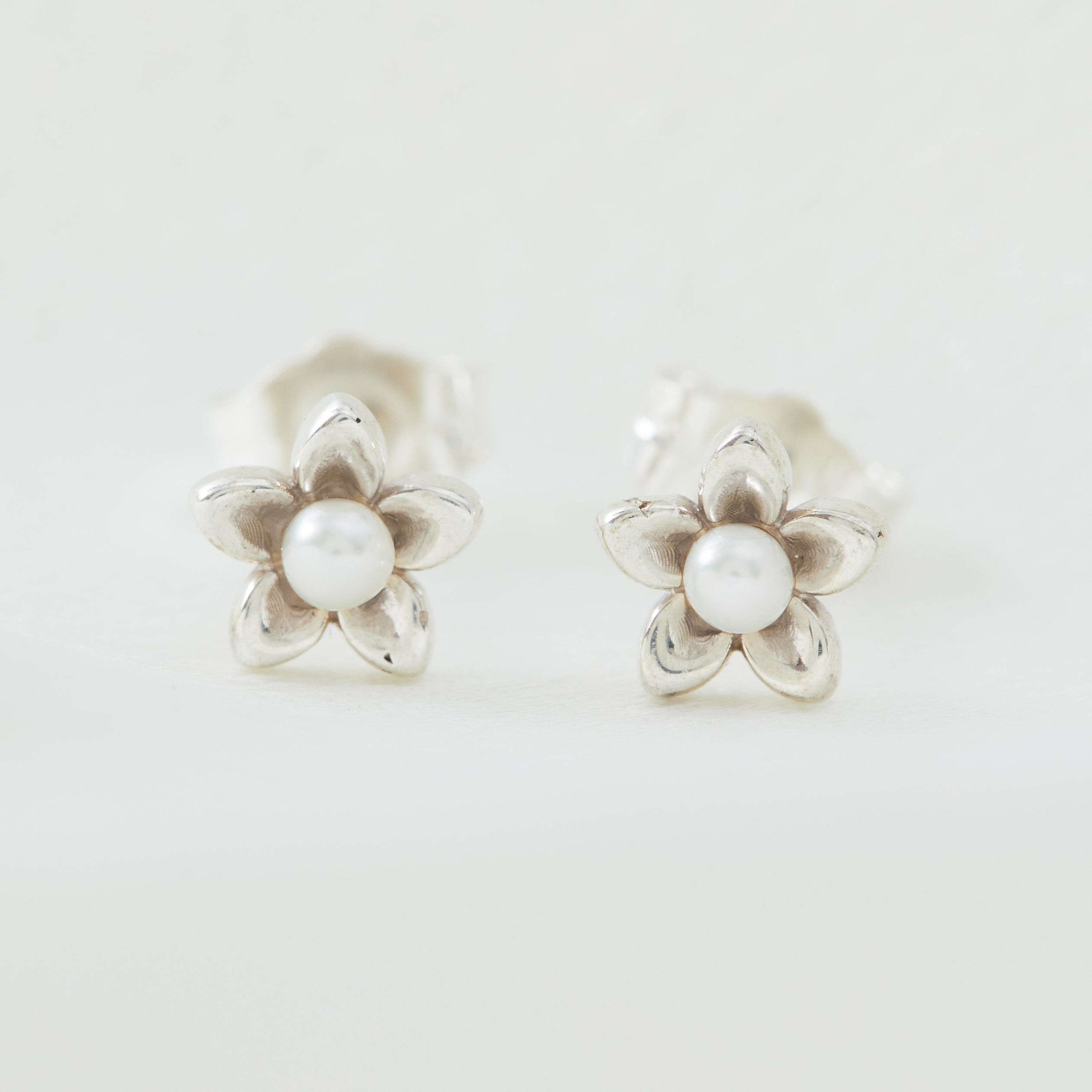 Tiny Flower Pearl Stud Earrings - Daisy