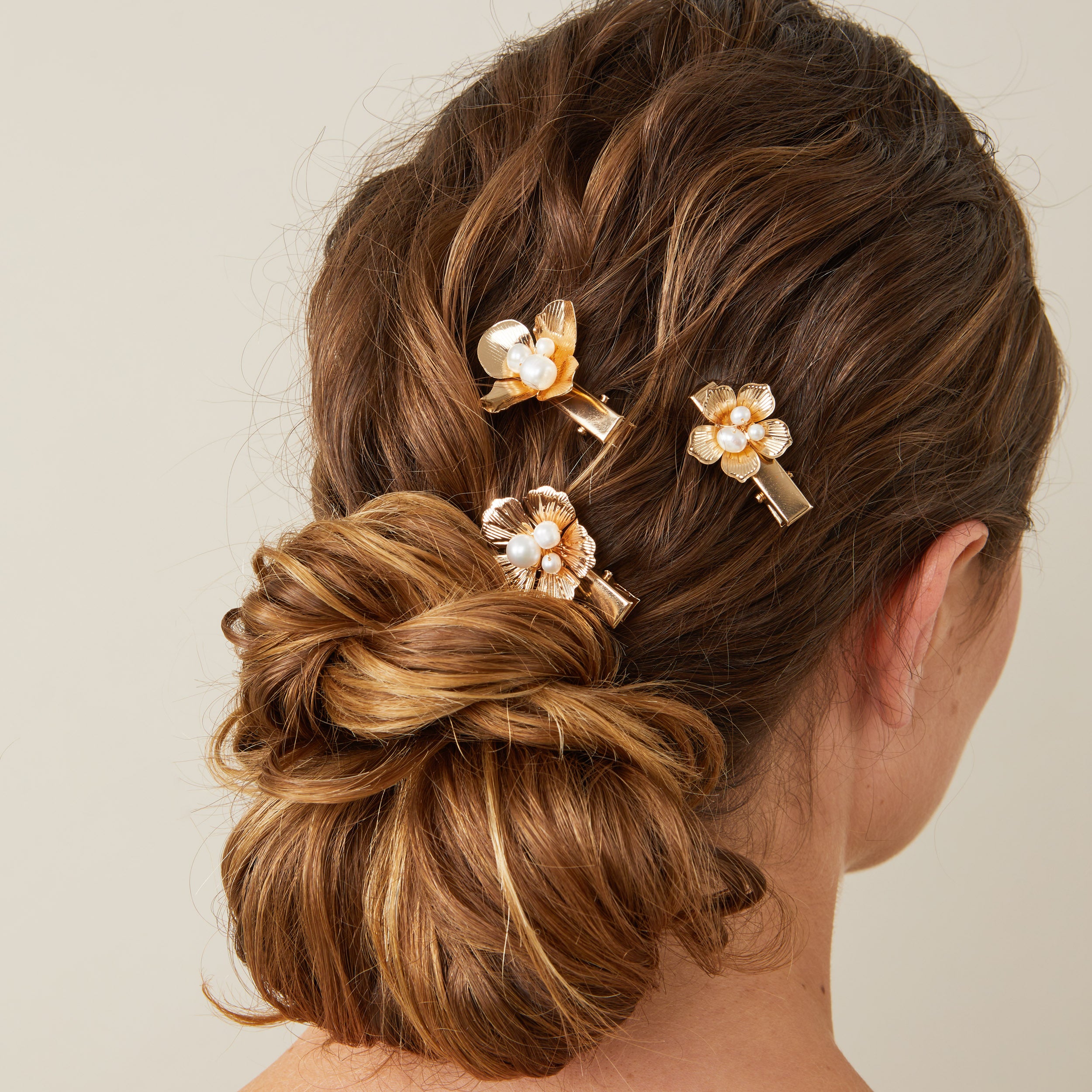 Bridal flower and pearl hair clip set