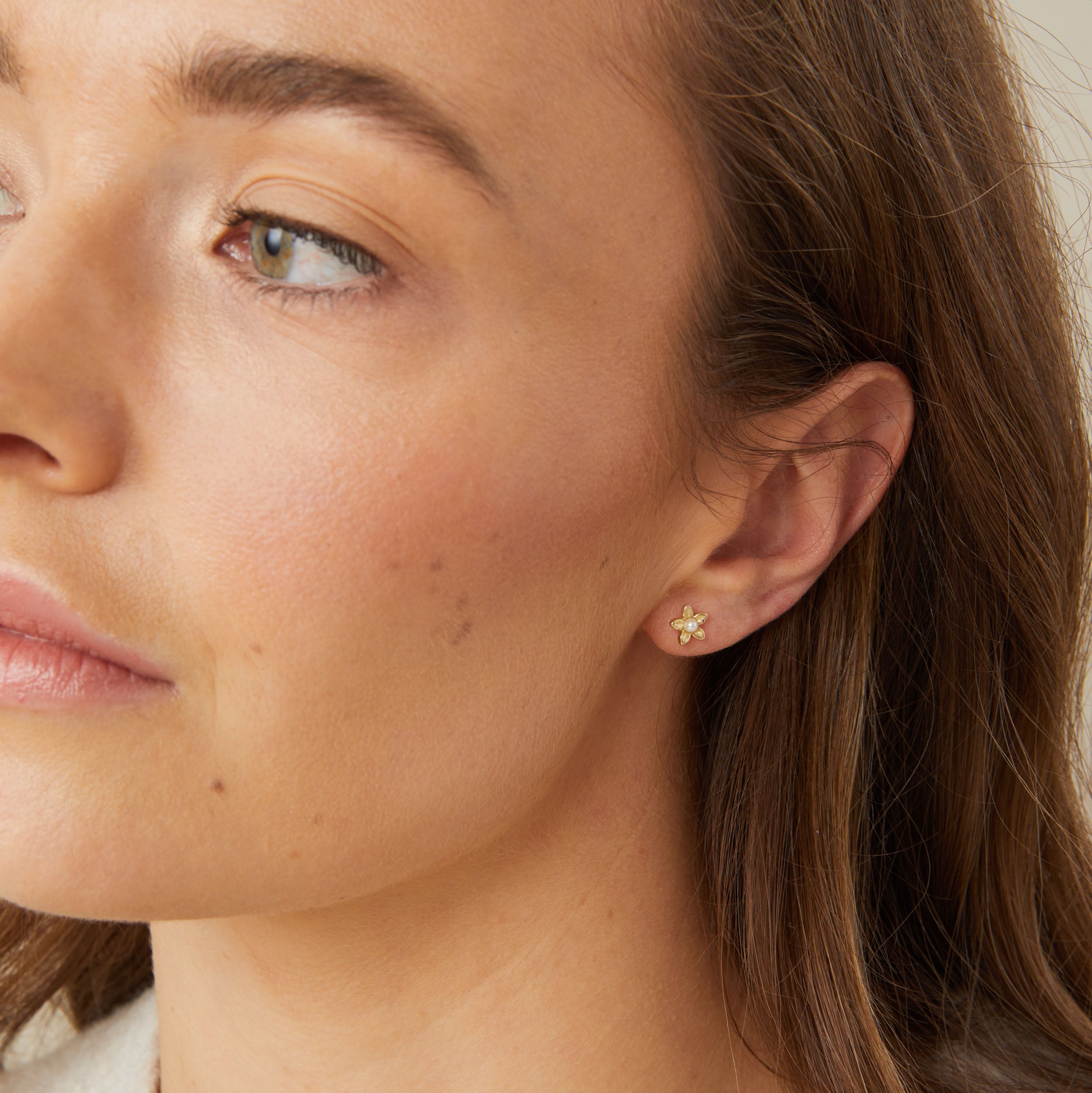Tiny Flower Pearl Stud Earrings - Daisy