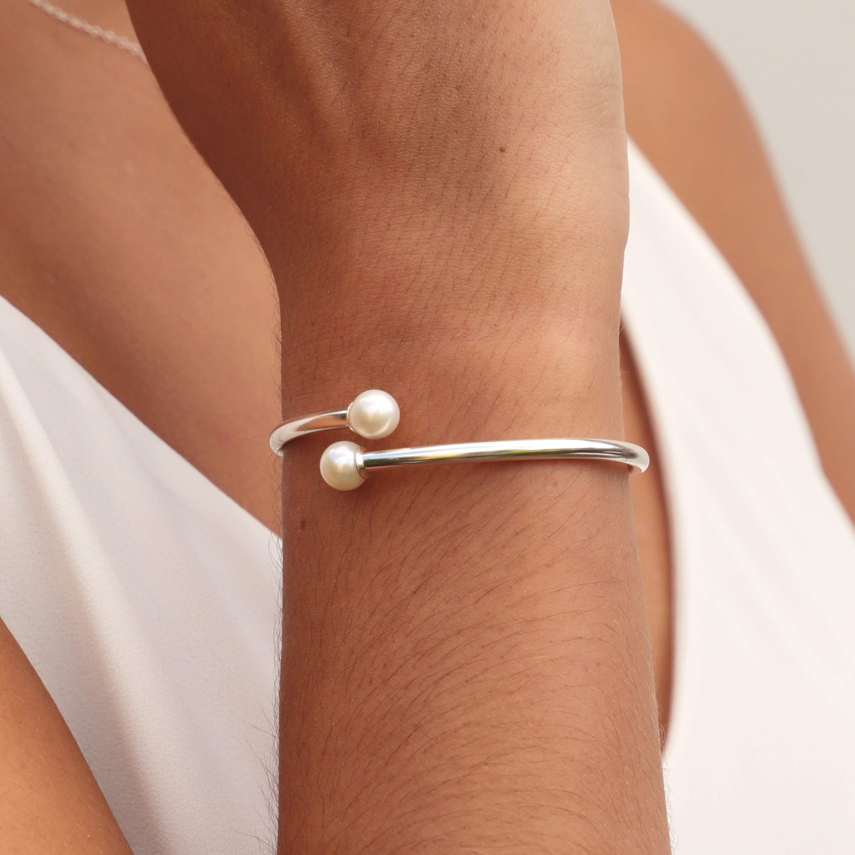 round pearl bangle in sterling silver close up