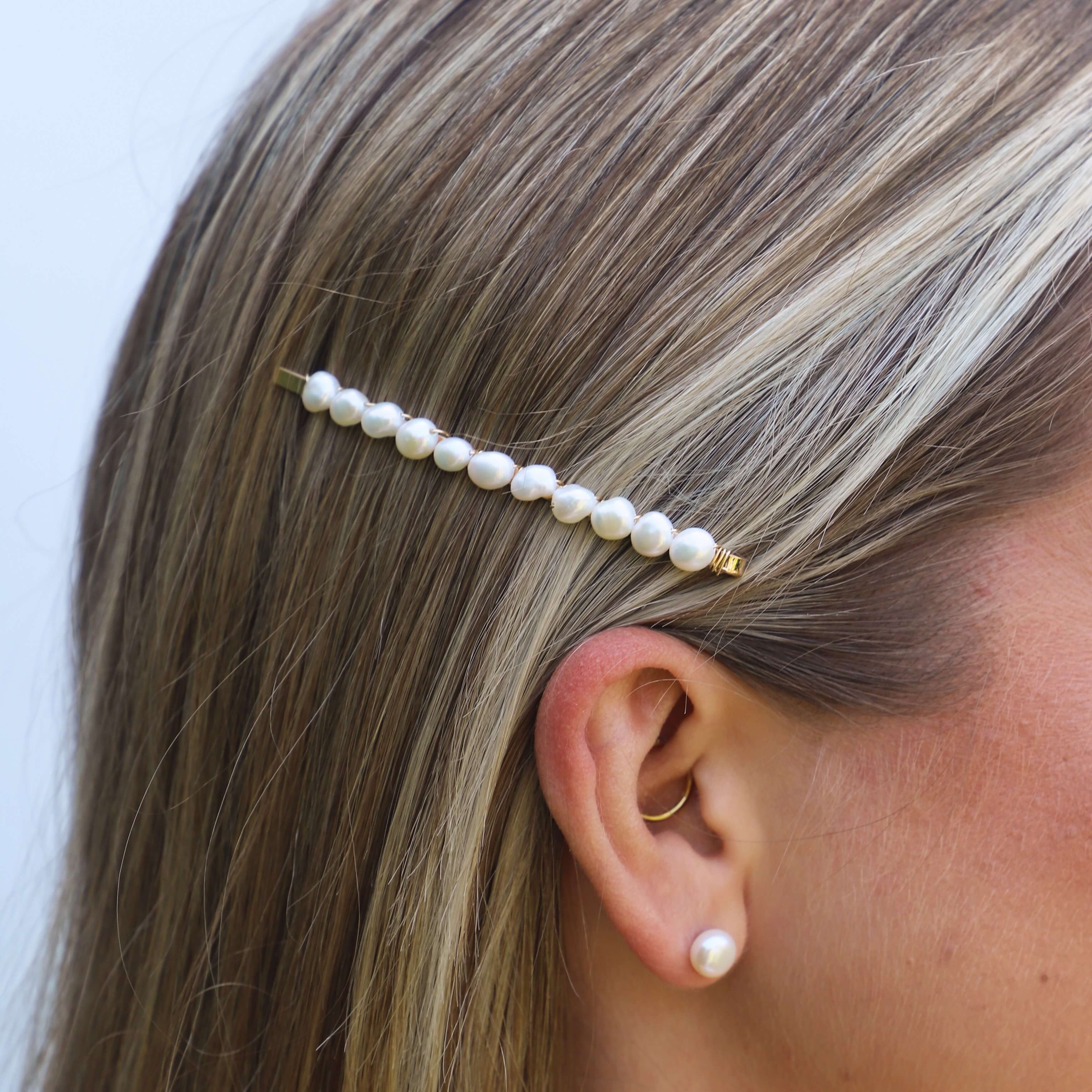 freshwater pearl hair slide long close up on bride