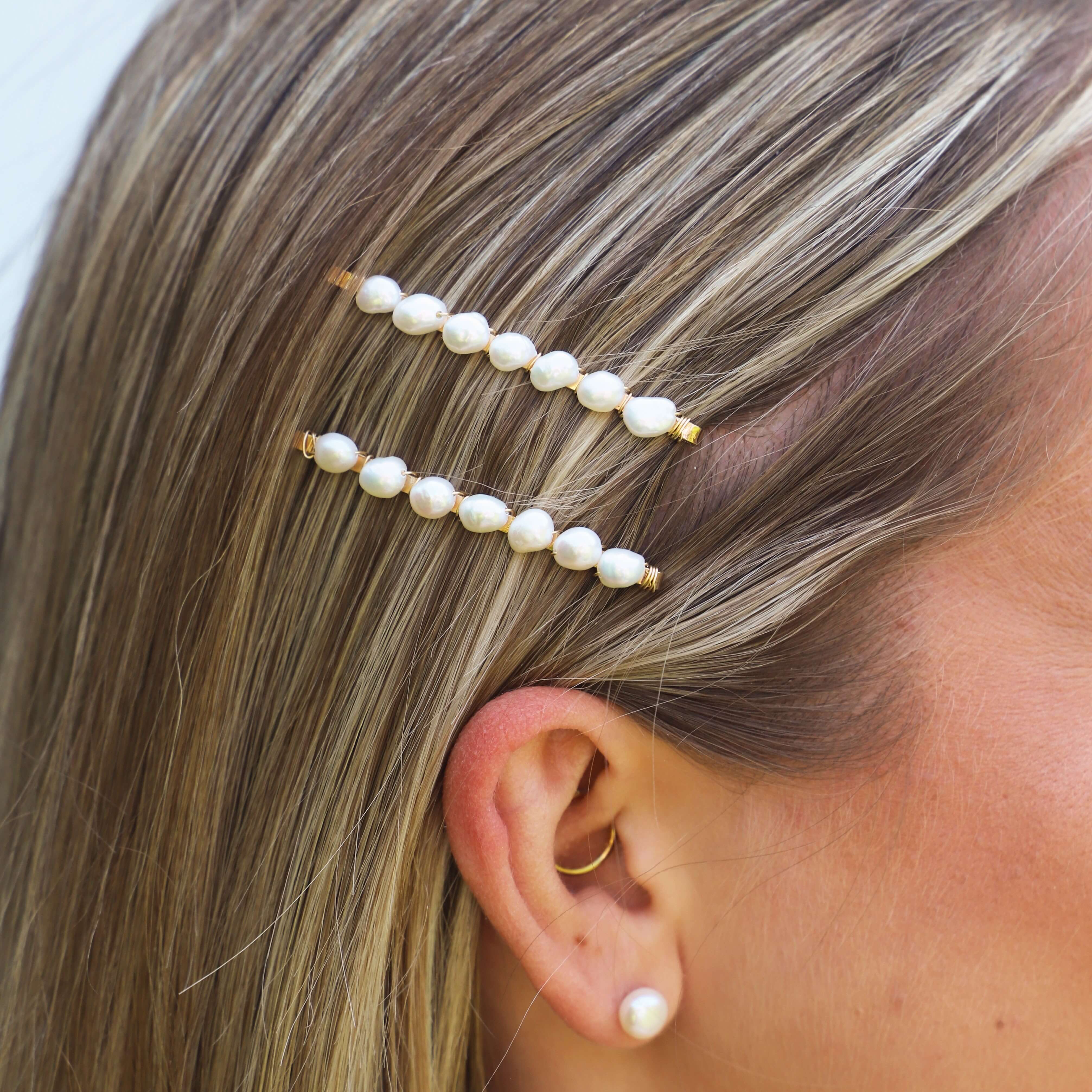 freshwater pearl hair slide close up on bride