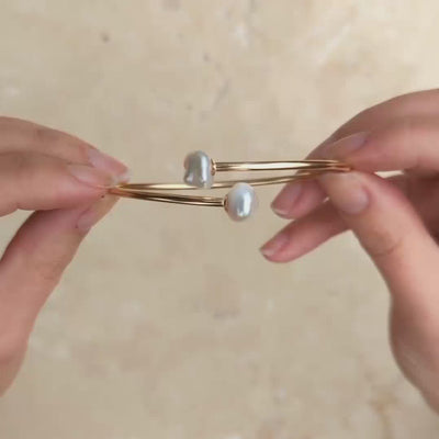 Video showing how to put on the flexible pearl bypass bangle