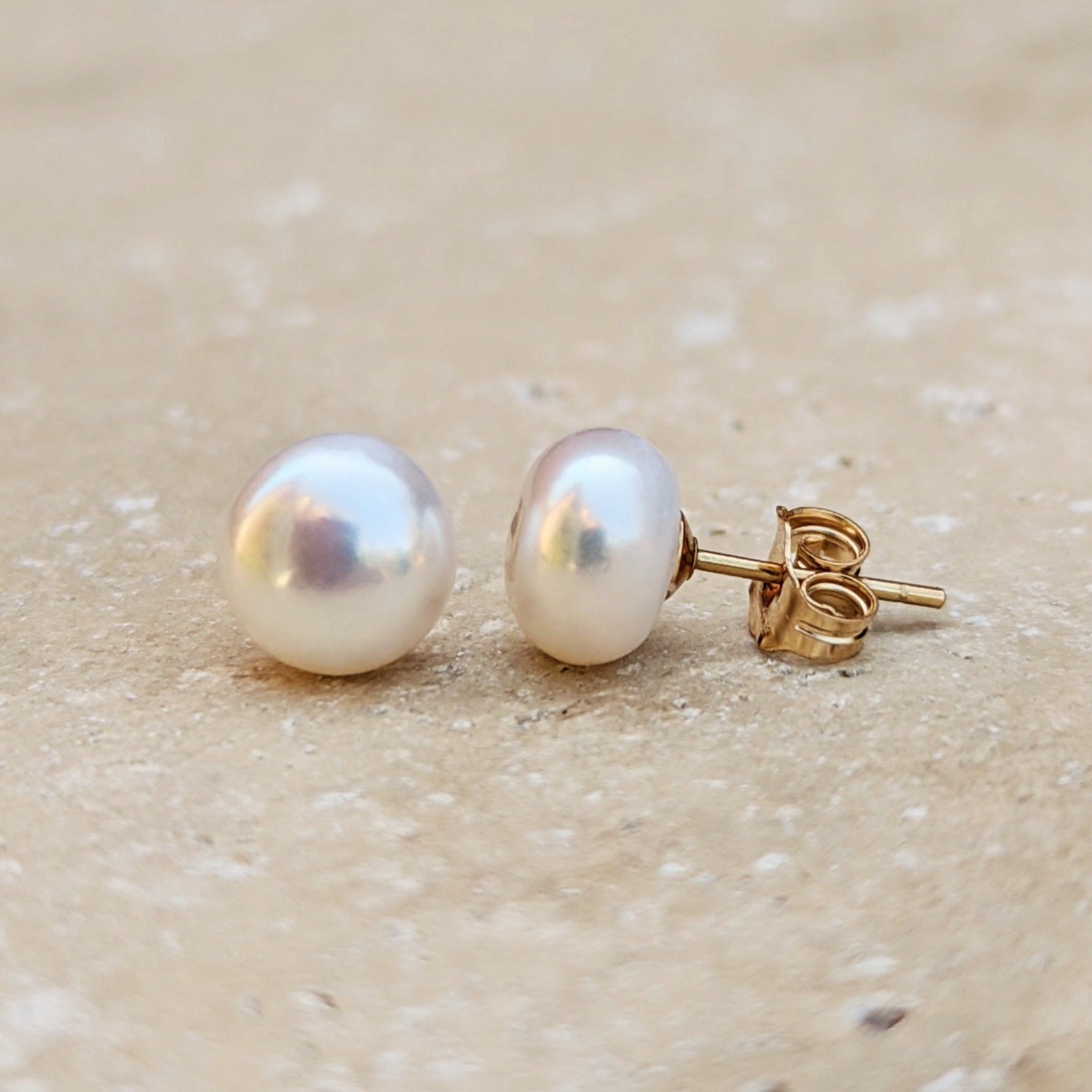 Pair of button pearl earrings in gold filled