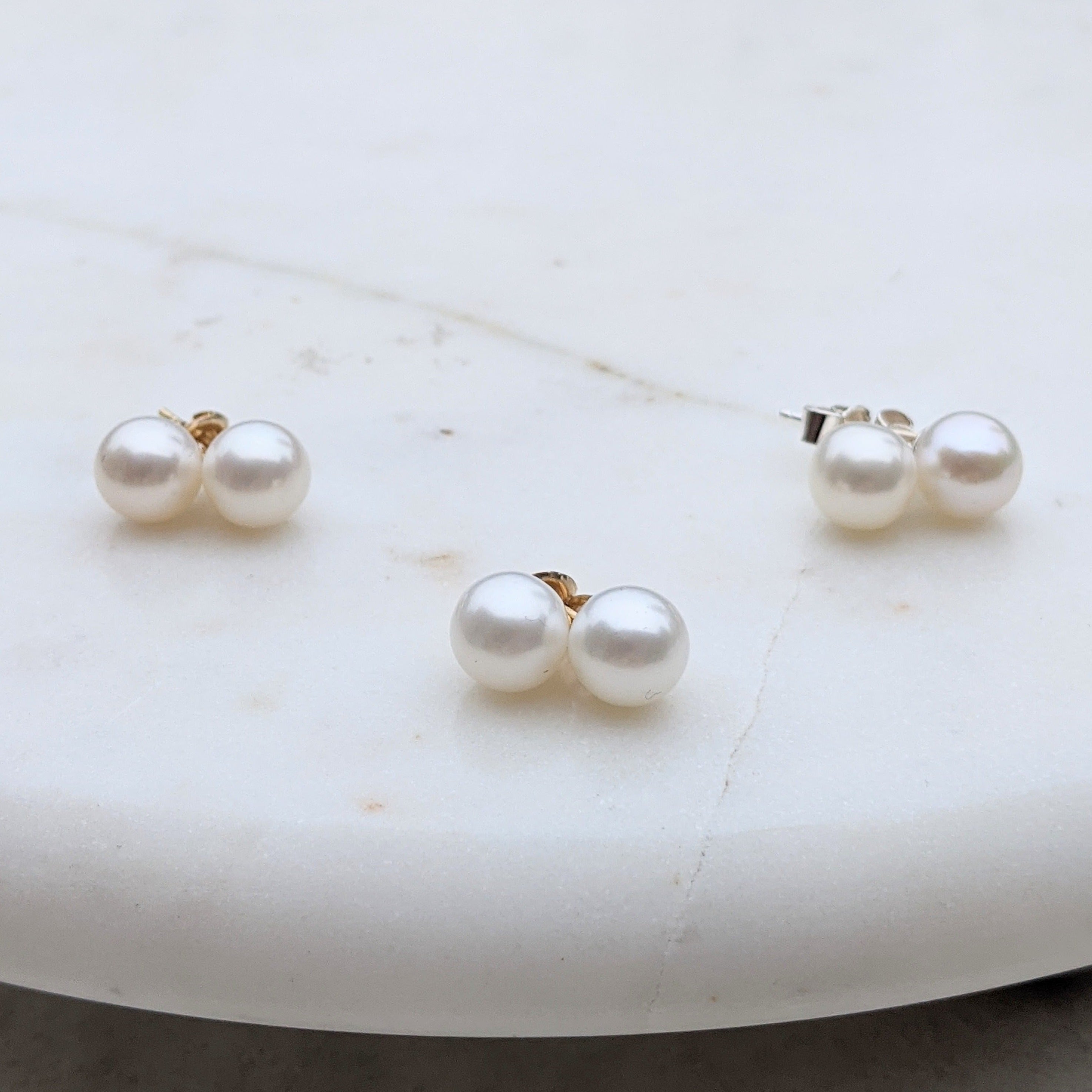Medium round pearl stud earrings