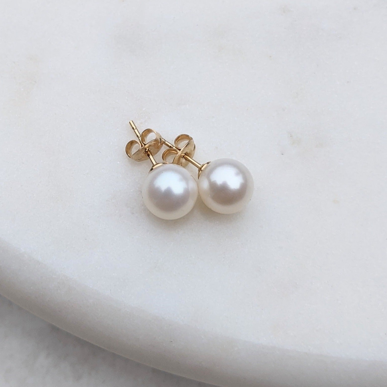 Round pearl stud earrings