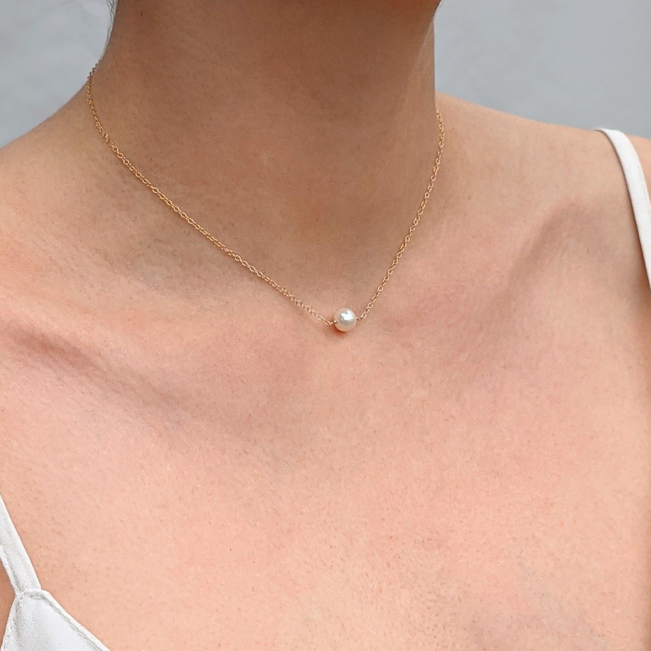 Single round pearl gold necklace model