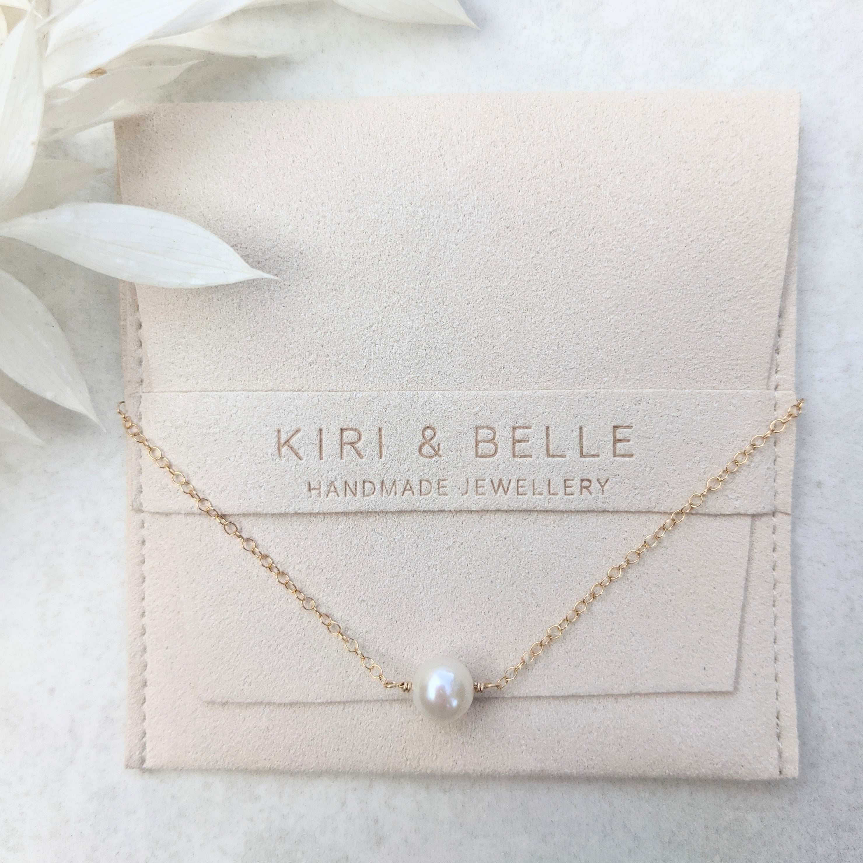 Single round pearl necklace