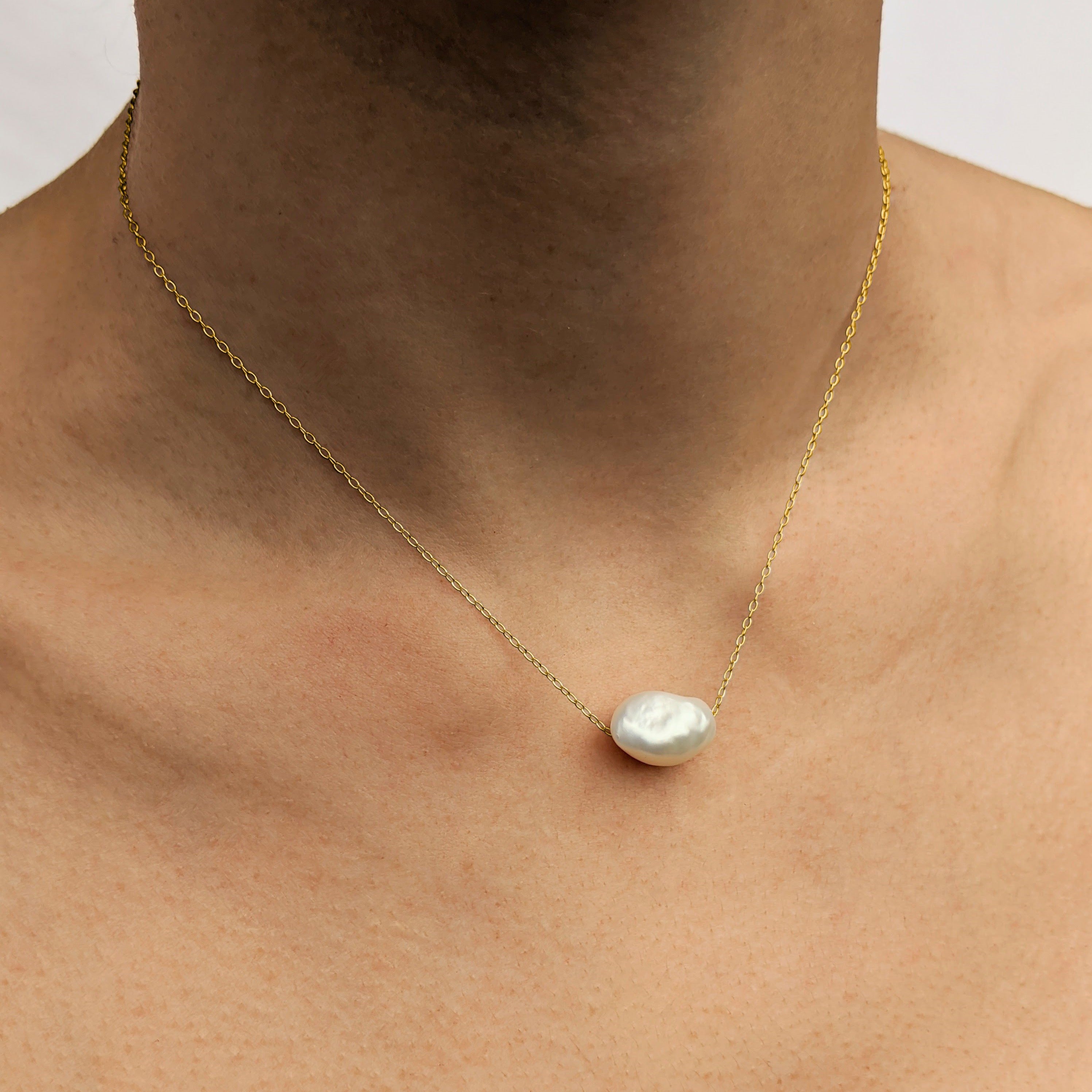Single sideways large pearl necklace
