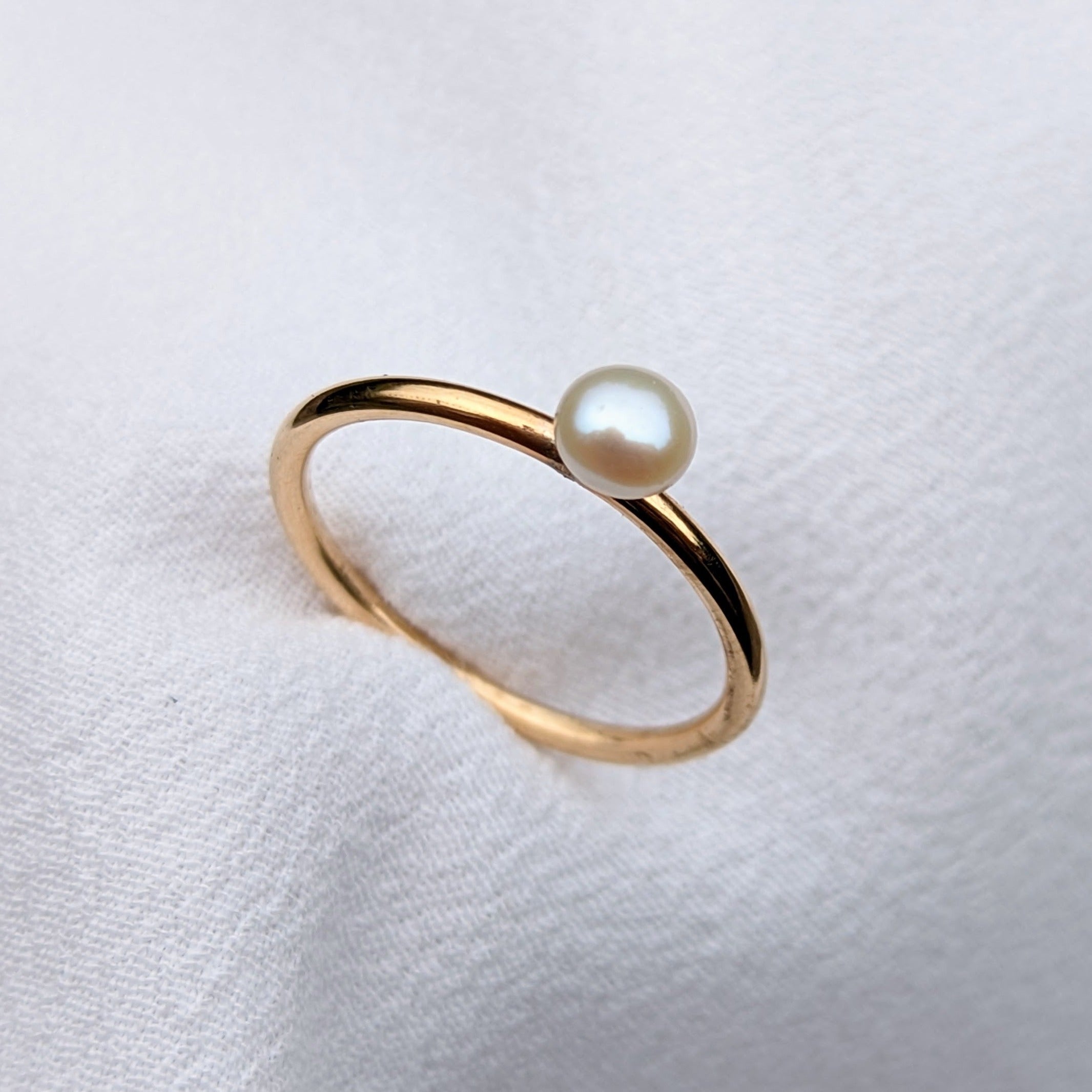 Small pearl gold ring